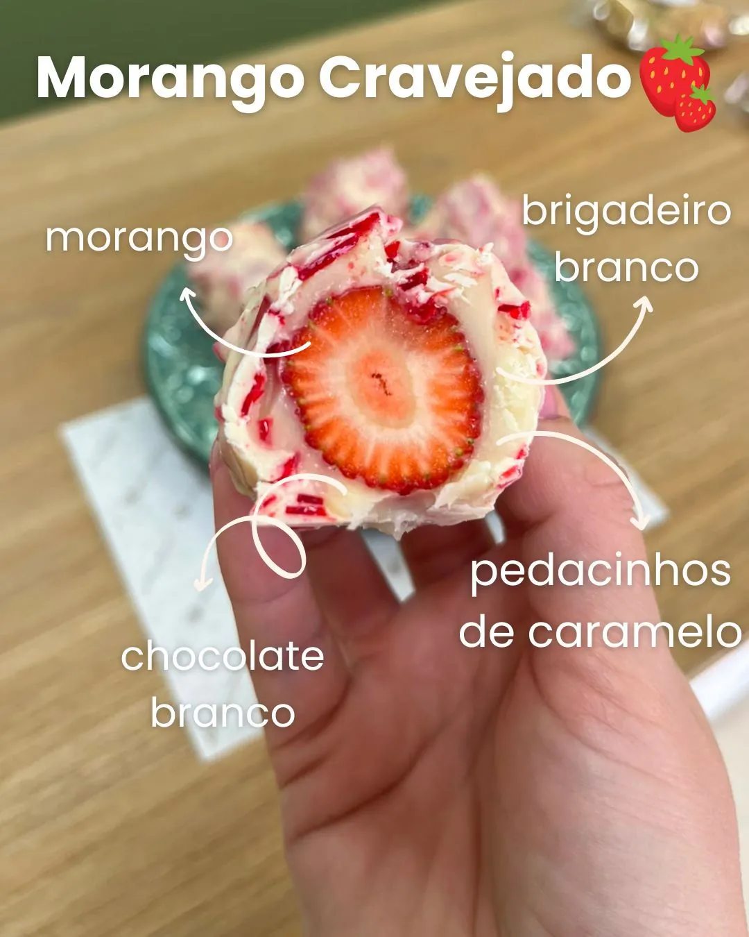 Morango cravejado: morango, brigadeiro branco, pedacinhos de caramelo e chocolate branco